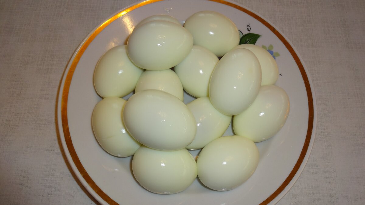 Сварите яйца на умеренном огне в течение 10 минут.