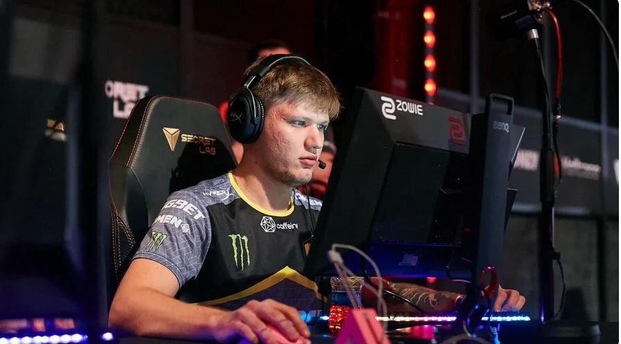 
Владелец Natus Vincere Александр Кохановский в интервью YouTube-каналу FEDORIV VLOG рассказал о зарплатах киберспортсменов. Он намекнул, что один из игроков NAVI зарабатывает около $1 млн в год.

:«Сейчас зарплаты могут быть $25-30 тысяч в месяц. Уже зарплаты в $300, как в 2004 году, не существует, зарплаты в десятки тысяч долларов — это новая реальность. Плюс призовые, плюс бонусы, плюс отчисления. Хороший топовый игрок может зарабатывать $1 млн в год за счет всех платежей вообще без проблем. У меня один такой. Но их всего в мире, наверное, десять», — рассказал Кохановский.

В комментариях к видео предположили, что речь идет об Александре s1mple Костылеве. Он считается одним из лучших игроков в мире по CS:GO. В начале июля Костылев установил мировой рекорд по разнице убийств и смертей в матчах на профессиональной сцене.

Полную версию интервью можно посмотреть по ссылке: 
https://www.youtube.com/watch?v=TvQ-PeNgw2E