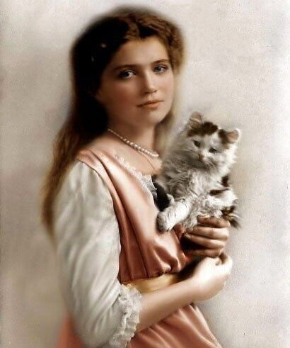 Великая Княжна Мария Николаевна с котенком, фото 1910-е (окраска современная)