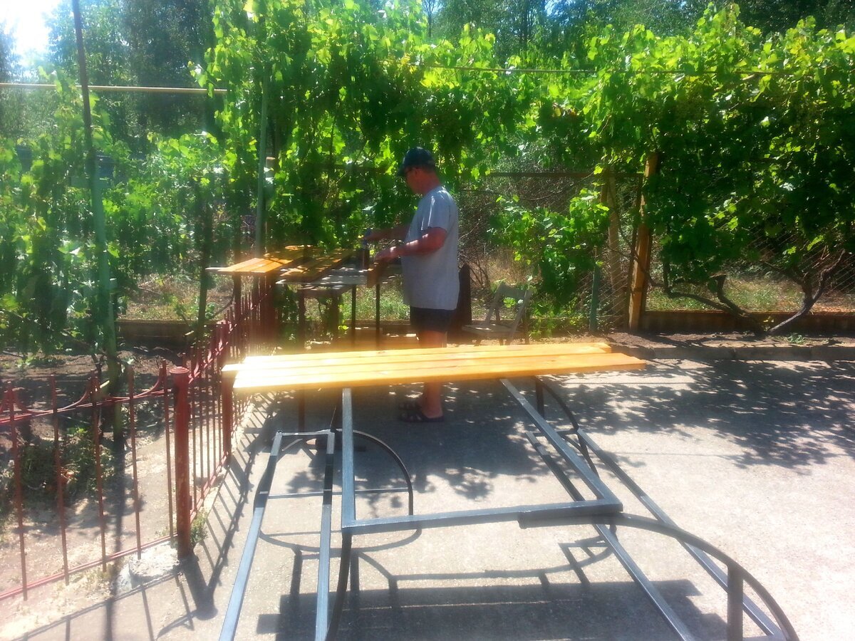 Сергей покрывает доски морилкой (фото автора)