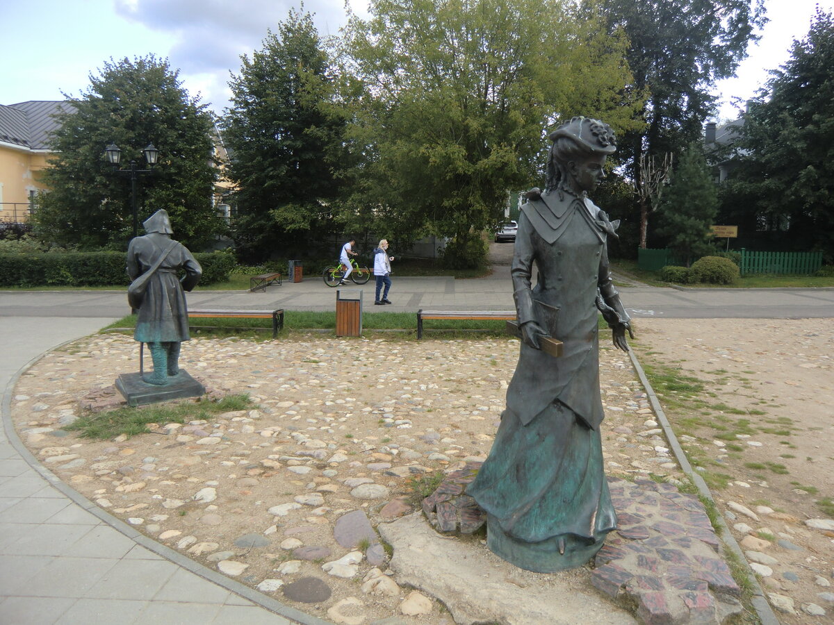 Россия. Дмитров. Скульптурный ансамбль "Горожане"