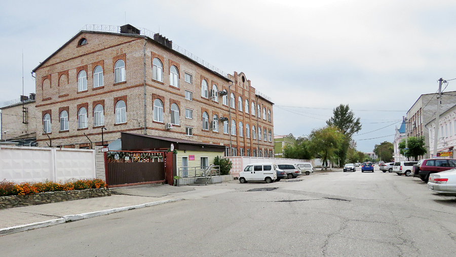 Новый город уссурийск. Уссурийский бальзам завод. Ликеро водочный завод Уссурийский бальзам. Ликероводочный завод Уссурийск. Завод Уссурийский бальзам продукция.