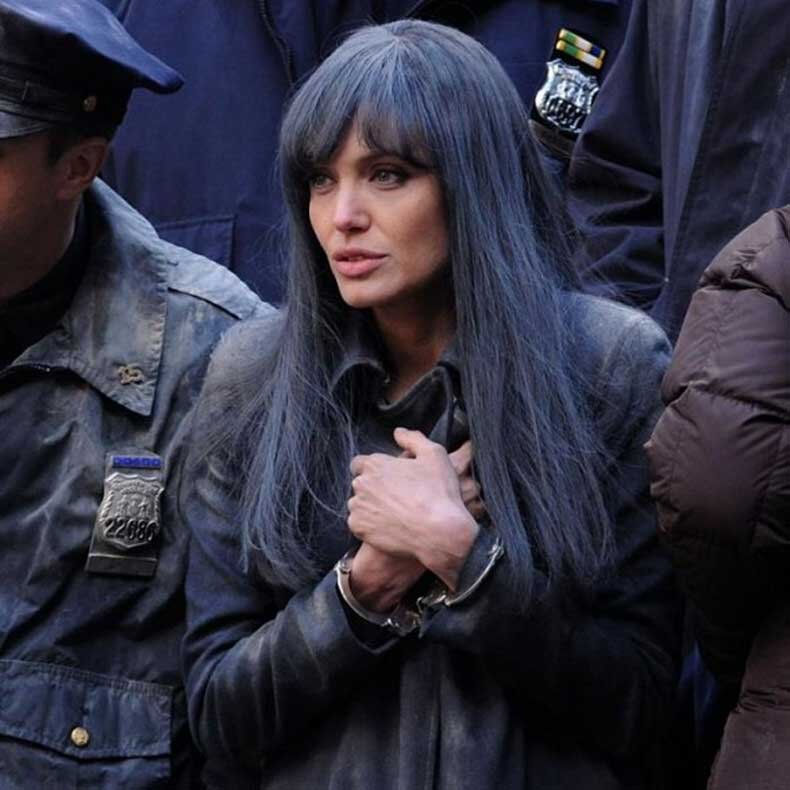 Я тоже во сне была брюнетка и в черном, только волосы короткие )))