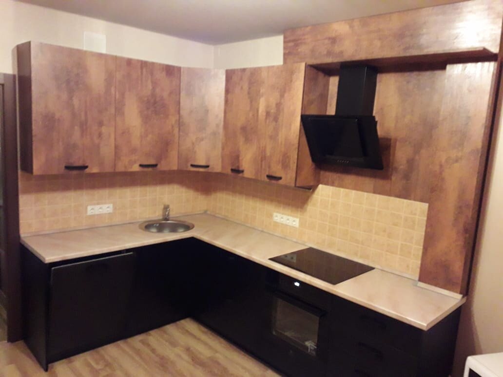 Наклонная вытяжка "каминного" типа шириной 600 мм. 