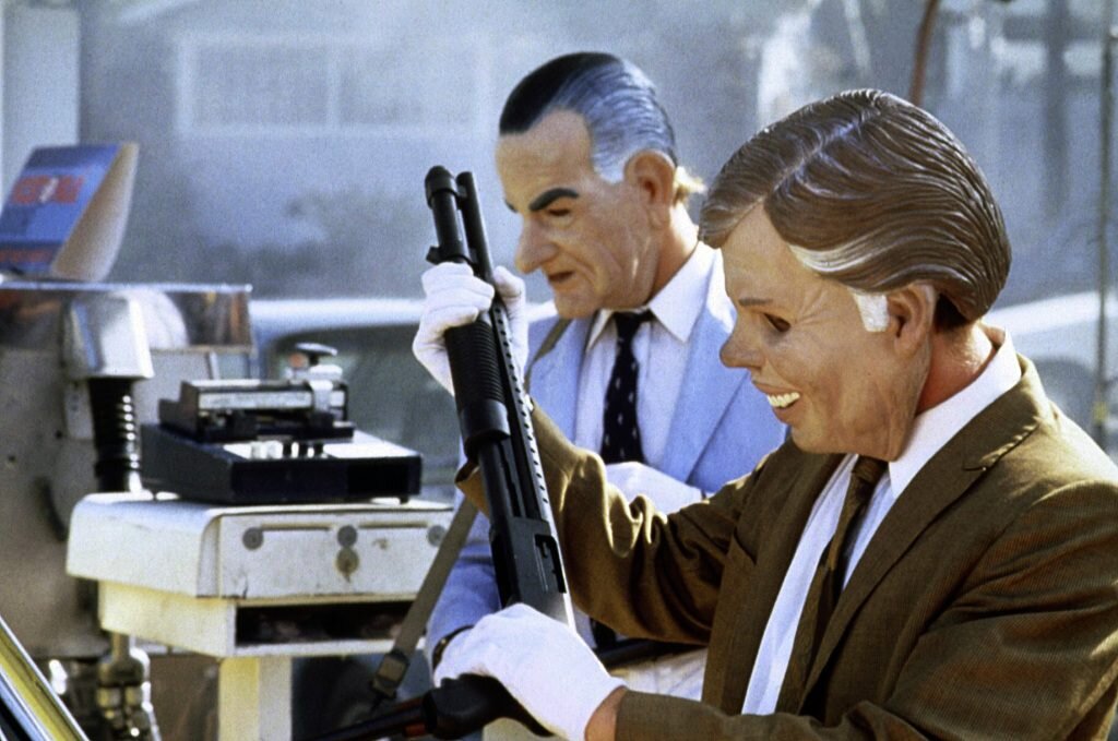 Экс-президенты обчищают банк. Кадр с сайта https://kinochannel.ru/