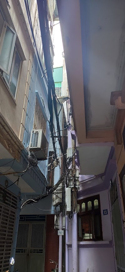 Местный дворик тоже не отстает
