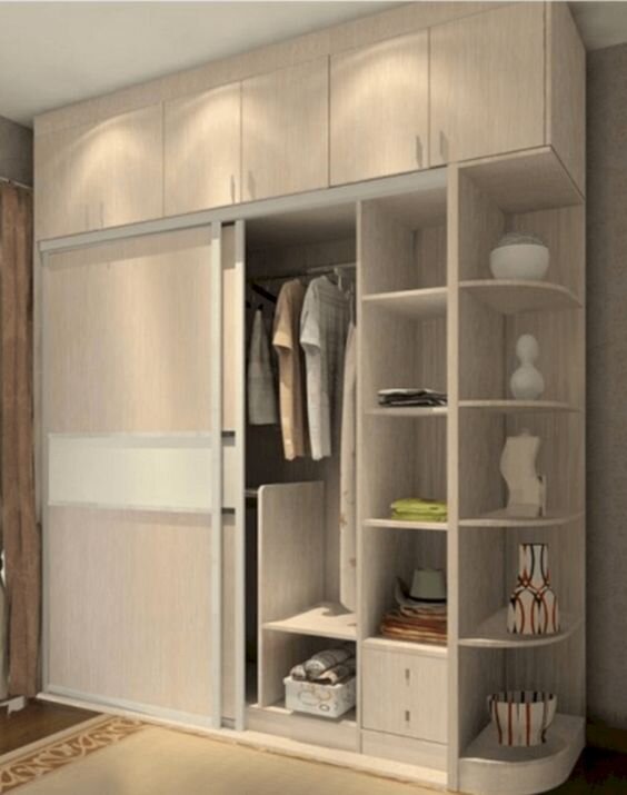 Современный шкаф купе в с антресолью в интерьере прихожей комнаты.