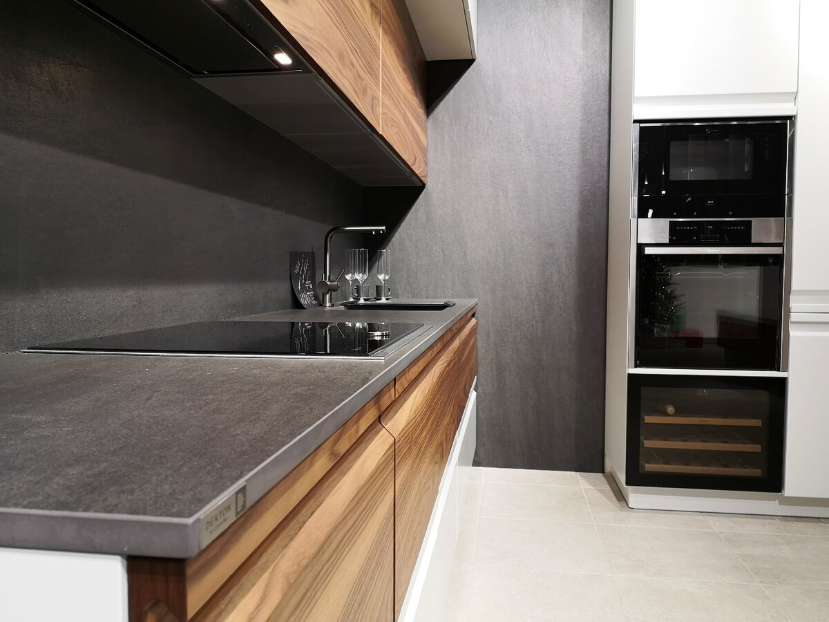 в кадре модель Тэсс и керамическая столешница от Dekton