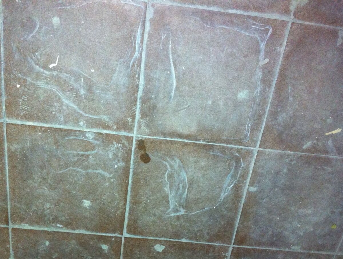 Белые разводы на плитке