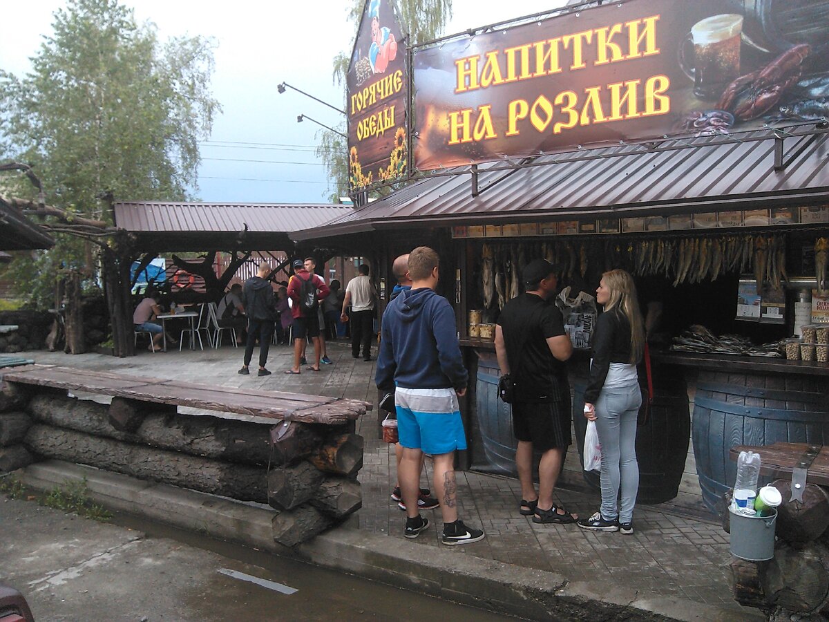 п.Катунь.Кафе заполнены даже днем