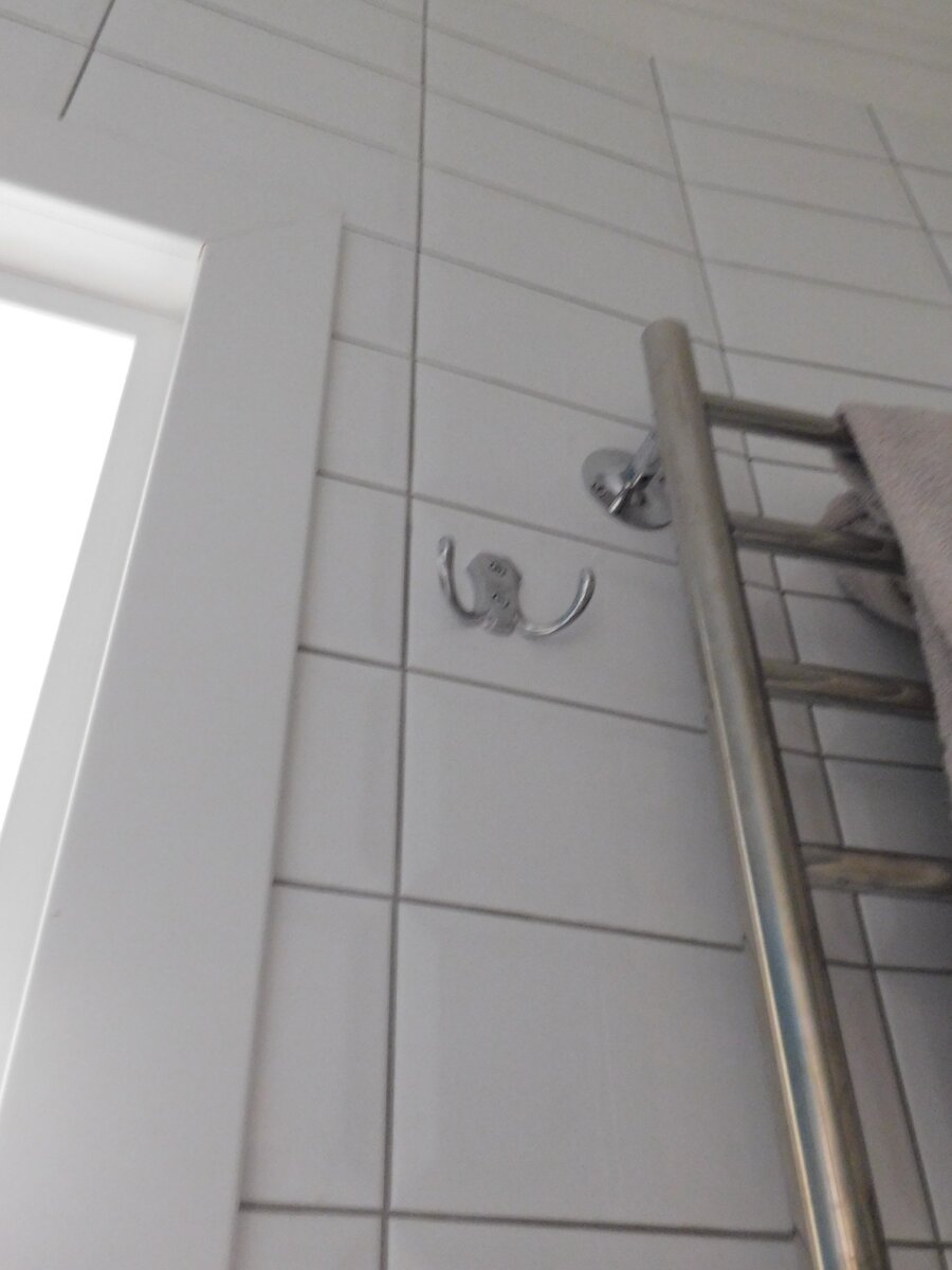 фото моих дополнительных крючков в ванной комнате для полотенец или вещей перед душем 