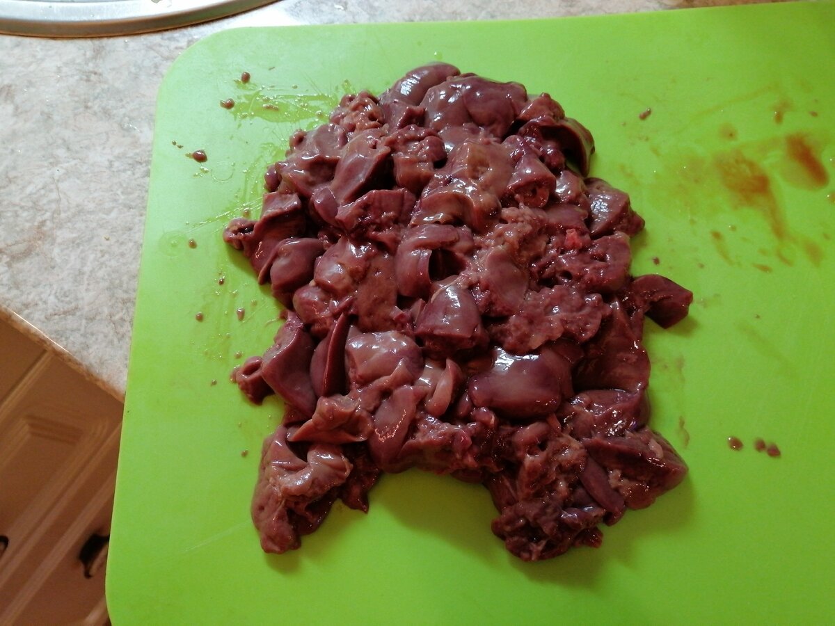 печень порежем напополам и обжариваем с луком...