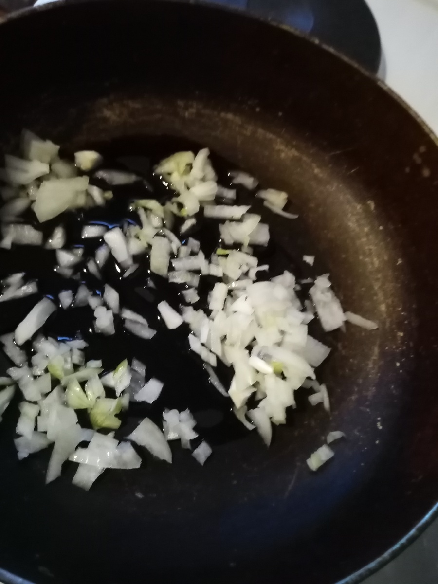 Лук репчатый моем, очищаем.