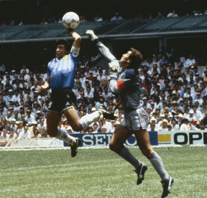 Миниатюрный форвард перескочил легендарного голкипера Питера Шилтона и пробил в сетку ворот. Несмотря на очевидную игру рукой, голу позволили остаться, потому что судья не увидел фола.