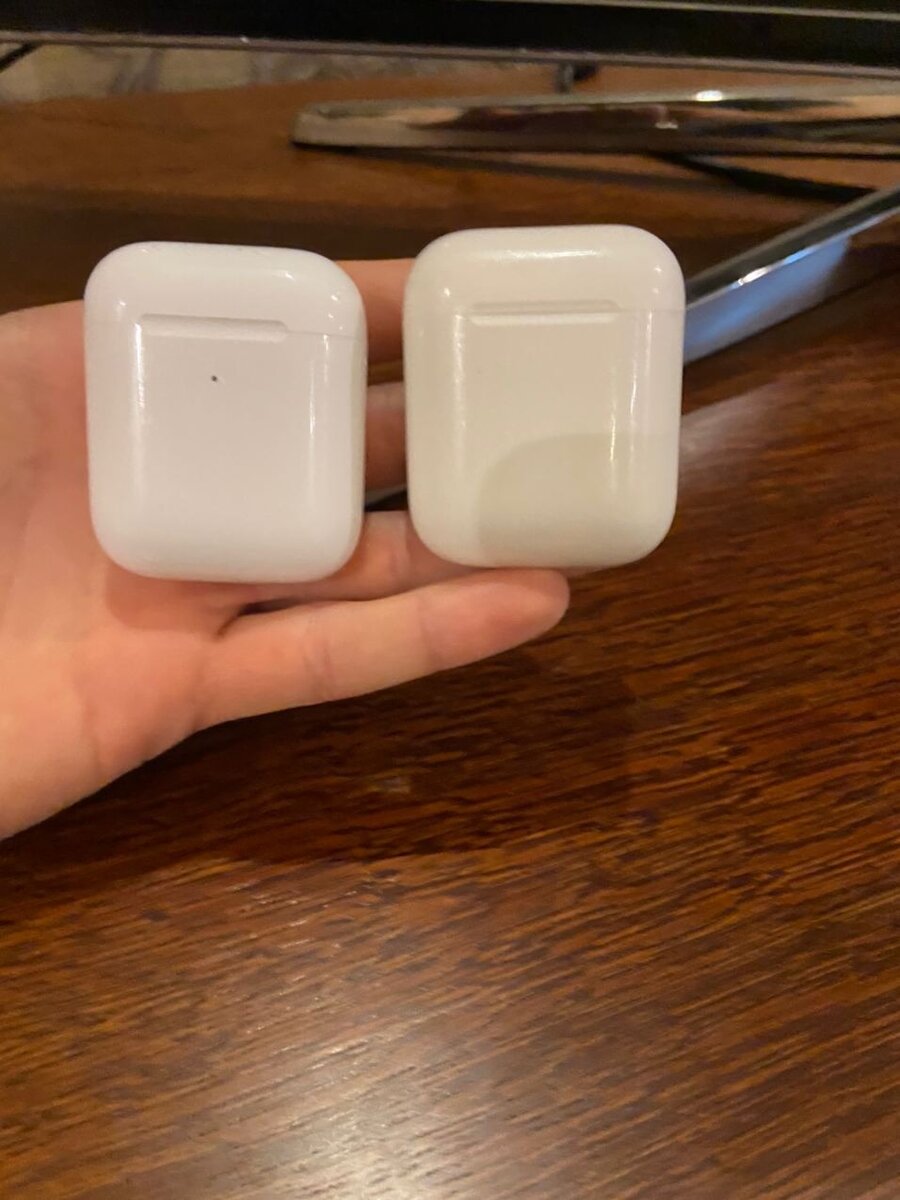 Слева - AirPods 2 поколения. Справа - AirPods 1 поколения