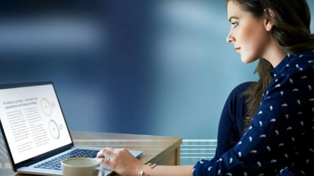 инновационный проект. банк будущего. бизнес в интернете. современный документооборот. человек за компьютером.