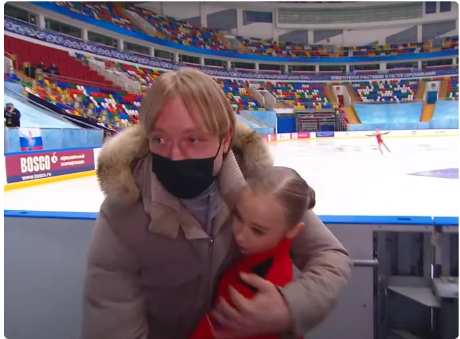 ... знакомая поза Плющенко - обнимать ученицу и смотреть в камеру. У него таких много с Михайловой, Таракановой и Саханович. Яна Р. научила.