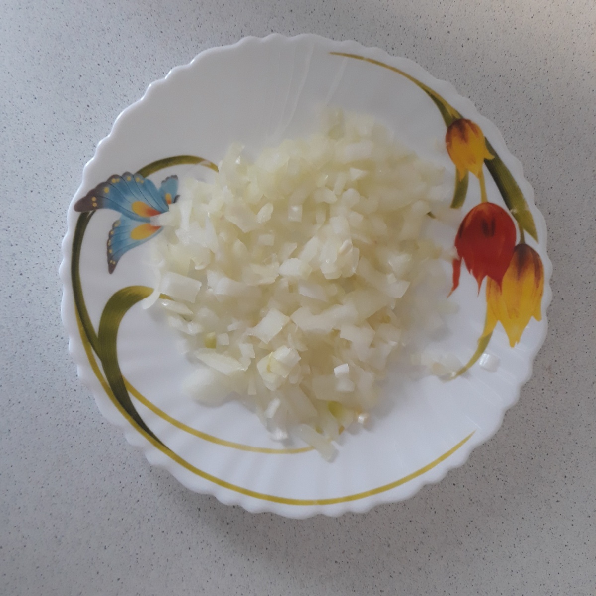 лук нарезать мелким кубикам