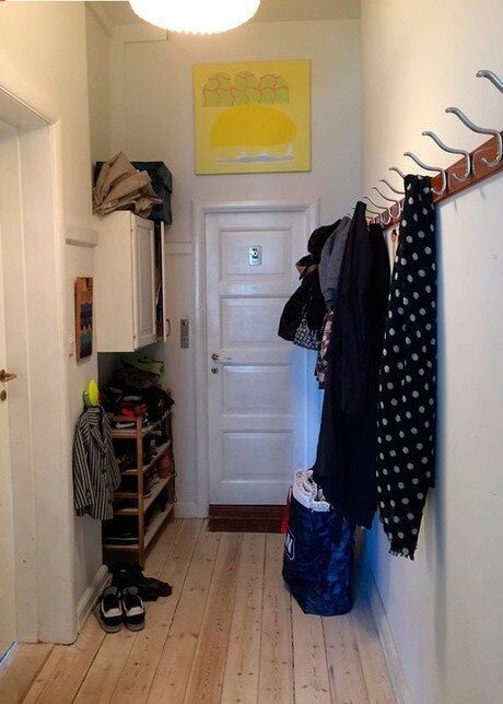 Помещение вытянутое, и, хоть в квартире всего трое взрослых жильцов, здесь все очень заставлено одеждой и обувью. Слева от входа есть небольшая ниша, ее мы и решили использовать для размещения закрытого шкафчика.