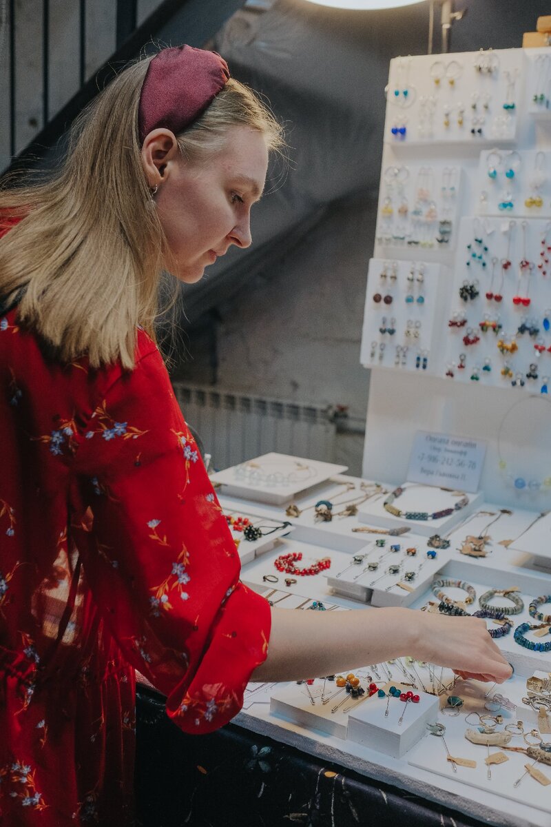 Работы мастера можно увидеть и приобрести не только в социальных сетях, но и в шоу-руме в Москве.