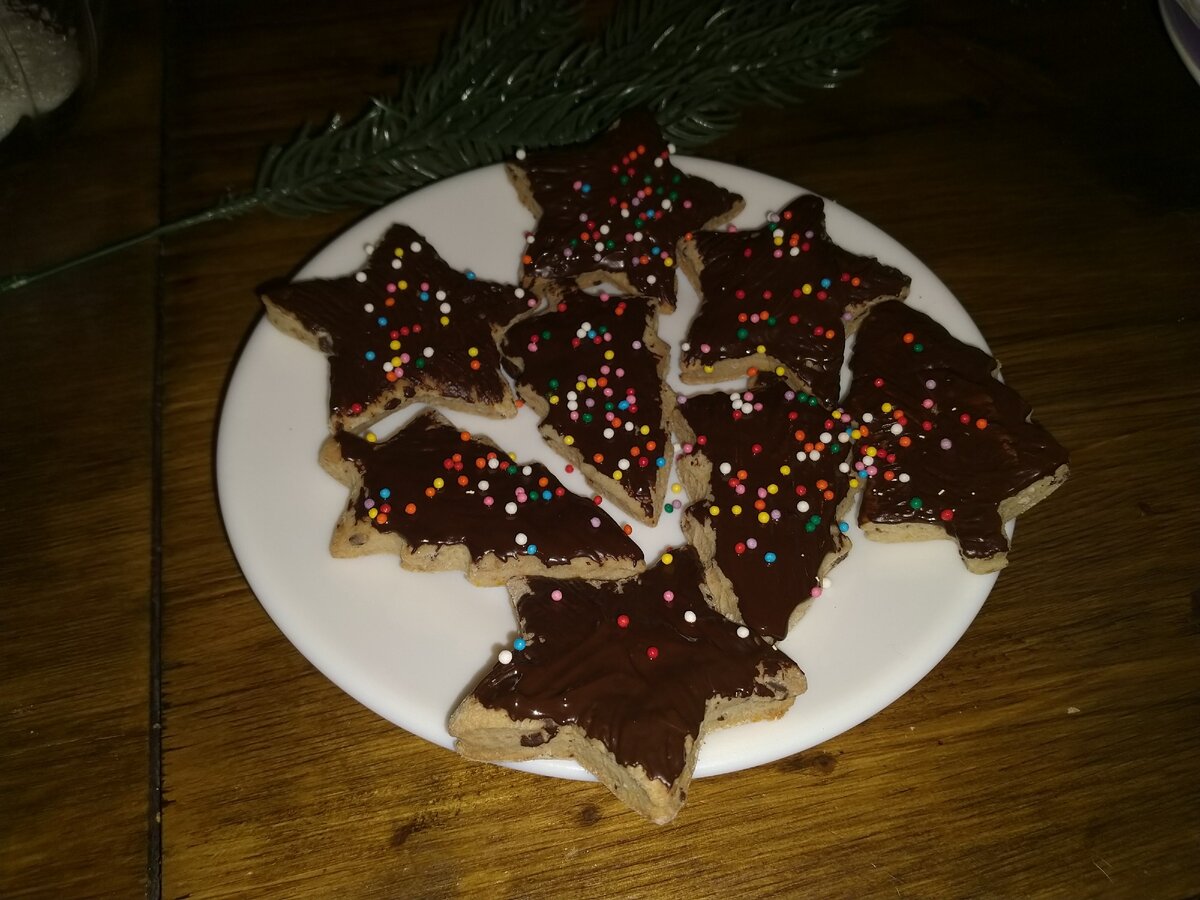 Украсили шоколадом и сахарной посыпкой