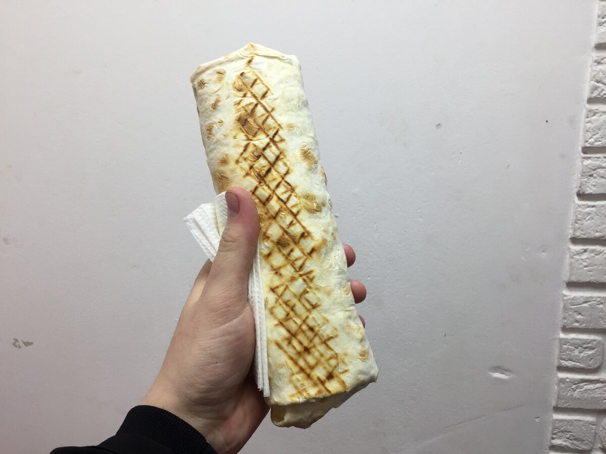 Шаурма в руке