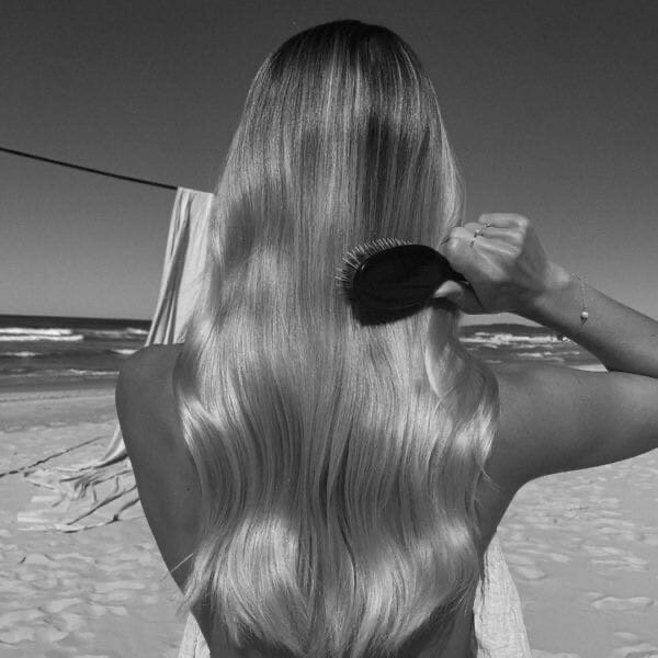  Наслаждаемся, не забывая об уходе за своими волосами, последним месяцем зимы и его морозными дарами✨

🛀Попробуйте ковошинг

Ковошинг — идеальный метод очищения кудрявых, густых и непослушных волос, который, кстати, применяют и селебрити — в частности, Блейк Лайвли (а ее волосы по праву считаются одними из самых красивых в Голливуде). 

Суть в том, чтобы пропустить этап использования шампуня и наносить на волосы только кондиционер. Таким образом, вы освежите волосы и одновременно напитаете их без пересушивания и спутывания. Разумеется, ковошинг — не вариант для обладательниц жирных волос и проблемной кожи головы, остальным же в холода советуем с ним поэкспериментировать.

💆‍♀️Чаше делайте маски 

Сейчас они особенно необходимы, причем всем типам волос. Подберите маску с богатым составом и глубоко питательным эффектом, выделите время для того, чтобы использовать ее по всем правилам. А правила таковы: перед нанесением маски необходимо отжать с волос лишнюю влагу, после нанесения нелишним будет надеть одноразовую шапочку и укутать волосы полотенцем, помогая активным веществам проникать глубже в ткань волоса, а еще обязательно выдерживайте ее столько времени, сколько советует производитель.

🥣Используйте масло для волос

Если у вас пушатся и секутся волосы, обязательно добавьте к уходу качественное несмываемое масло. Оно поможет сгладить чешуйки волос и как бы запаять их, предварительно заполнив поврежденные участки. Разницу вы заметите сразу: с правильным маслом даже самые тусклые и ослабленные волосы будут выглядеть более ухоженными и сияющими. 

🆘Используйте SOS-средства

Если, придя с холода, вы видите, что щеки покраснели и обветрились, то наверняка нанесете на них питательный крем или восстанавливающую маску. Так вот волосам после температурных стрессов поддержка нужна не меньше. Это значит, что самое время вооружиться восстанавливающим SOS-средством — например, сывороткой для волос. Не ленитесь использовать ее после каждого мытья — результат в виде гладких, здоровых и блестящих волос не заставит себя ждать.

⚡️Минимизируйте стресс

Если волосы страдают от холодов, а вы продолжаете подвергать их воздействию высоких температур во время сушки и укладки, ждите беды — такого отношения не выдерживают даже плотные и здоровые волосы, что уж говорить о тонких или осветленных? Вывод напрашивается сам: обязательно наносите средство для термозащиты, если планируете использовать плойку или утюжок. Это как санскрин, только для волос: мгновенного эффекта от использования вы можете и не увидеть, однако регулярное применение (или наоборот, игнорирование) термозащиты прямо пропорционально хорошему самочувствию ваших волос.