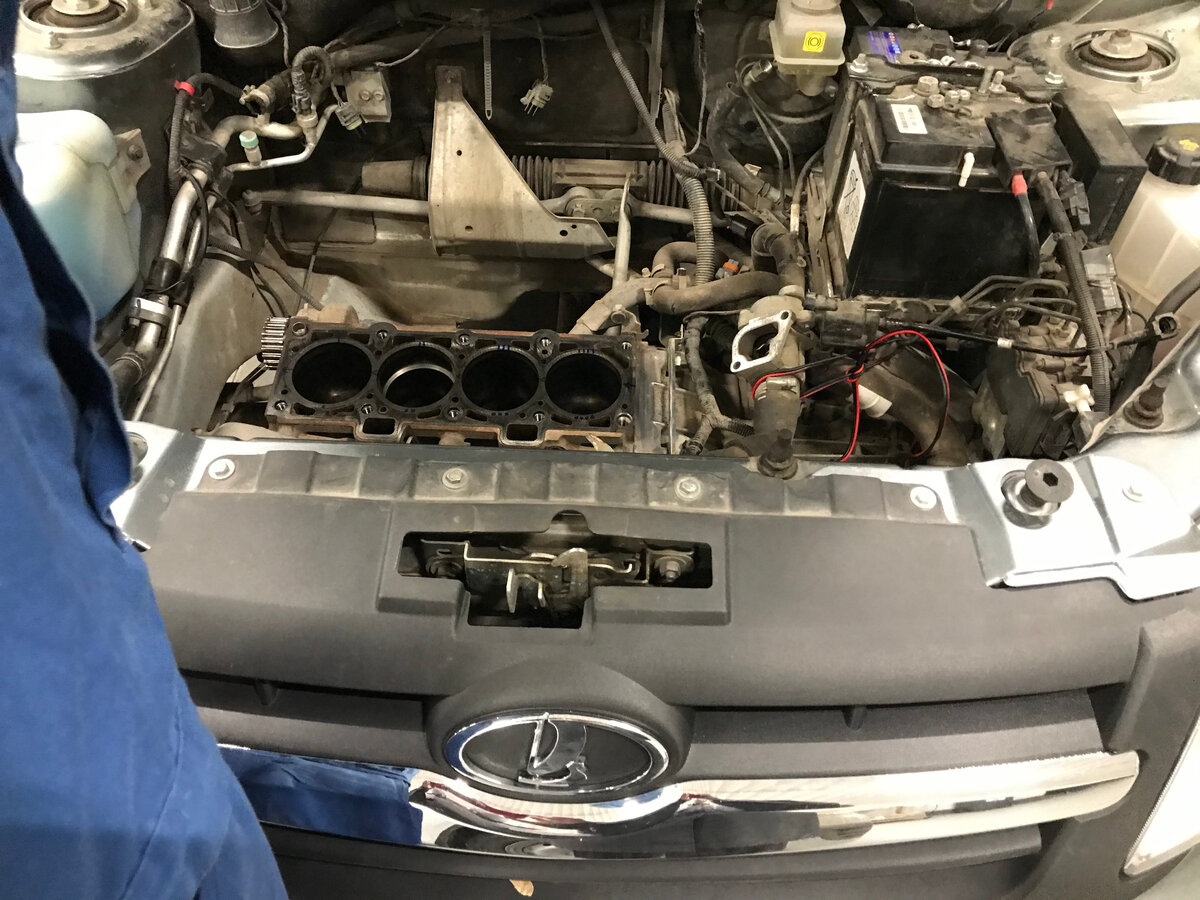 Моторный отсек Гранты в процессе ремонта