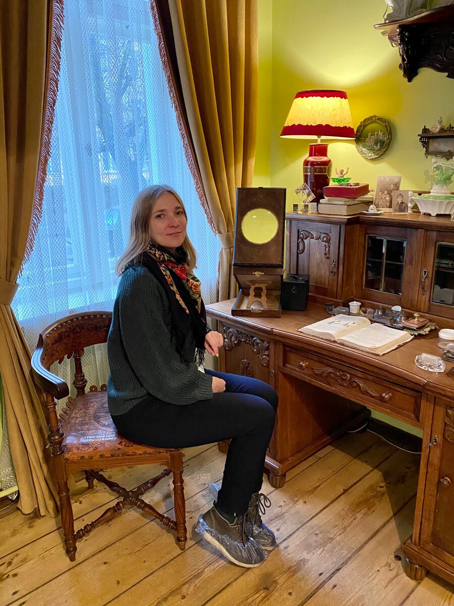 В квартире много мелочей в свободном доступе.