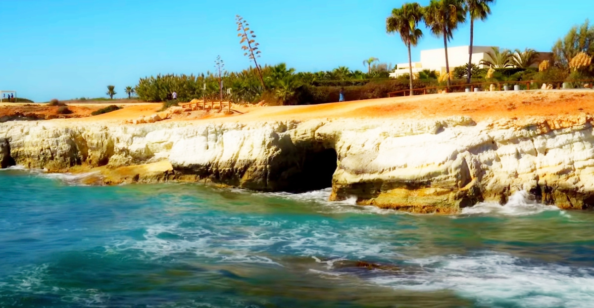 Мягкий климат с большим количеством солнечных дней.