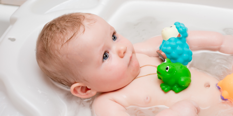 В детской ванночке на подставке купать малыша наиболее удобно, однако габариты ванной комнаты могут не позволять этого сделать