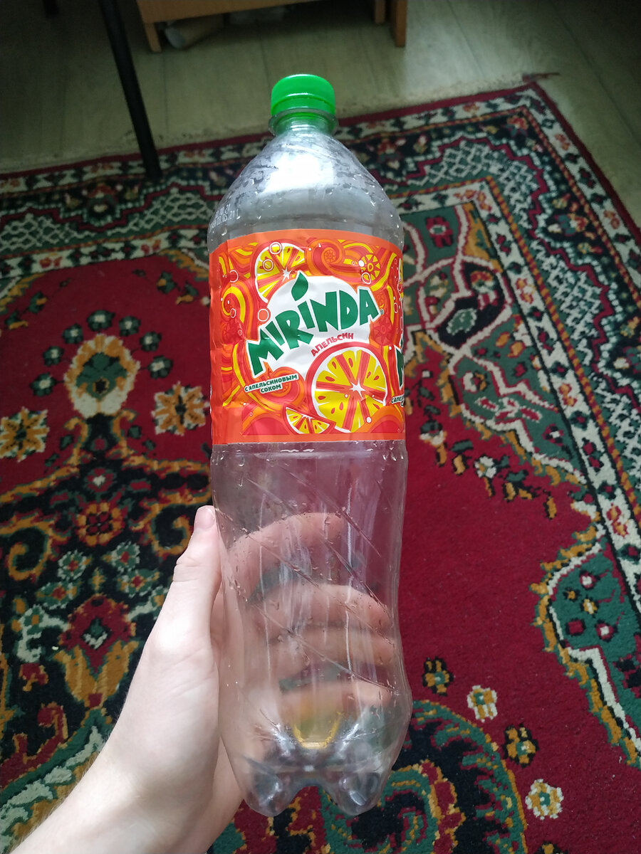 Газировка по своему составу - это по сути сироп. Просто он жидкий и называется лимонадом. В нём содержится большое количество сахара, поэтому жажду этот напиток не утоляет, а только усиливает её. Объем ароматизаторов, красителей и консервантов в газировке очень высок. Но особенно вредно наличие фосфорной кислоты. Она влияет на обмен кальция в организме. И если пить много подобных напитков, то они буквально начнут выводить кальций из вас. 