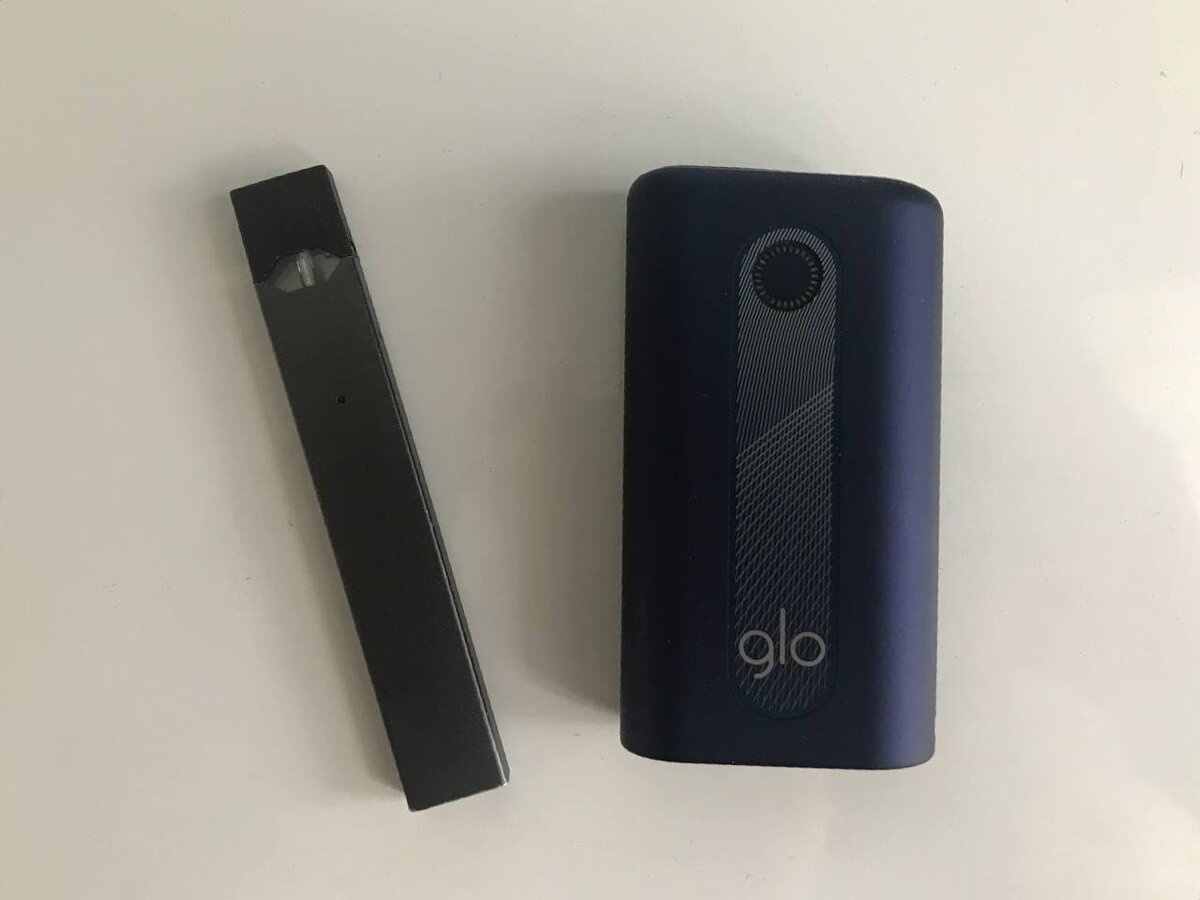Слева Juul (Электронный испаритель солевого никотина), справа Glo (Электронная система нагревания табака)