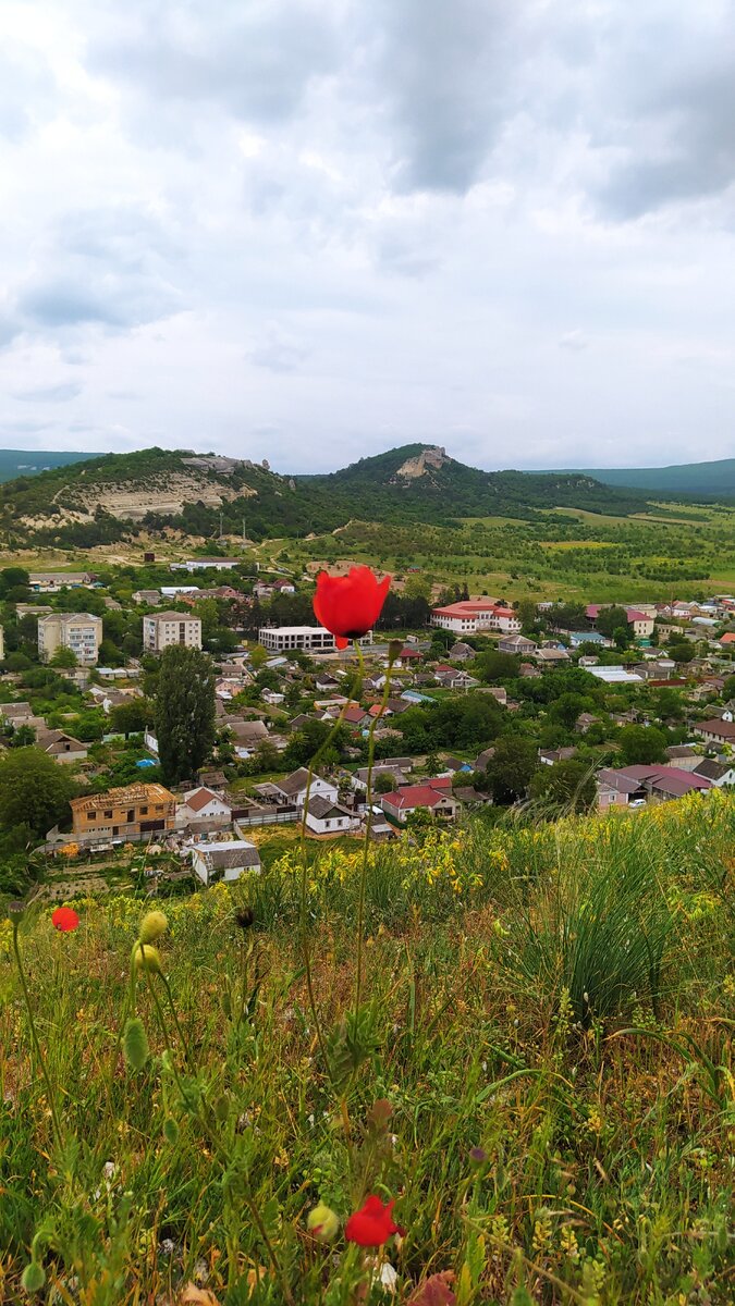 Внизу- село Красный Мак