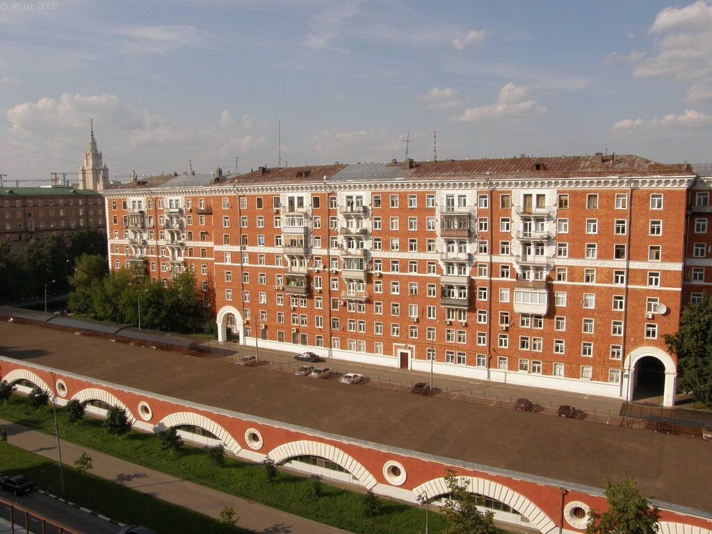 Красный дом в москве