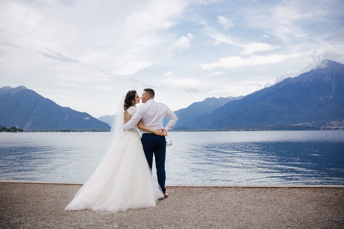 Красивая свадьба у воды и гор