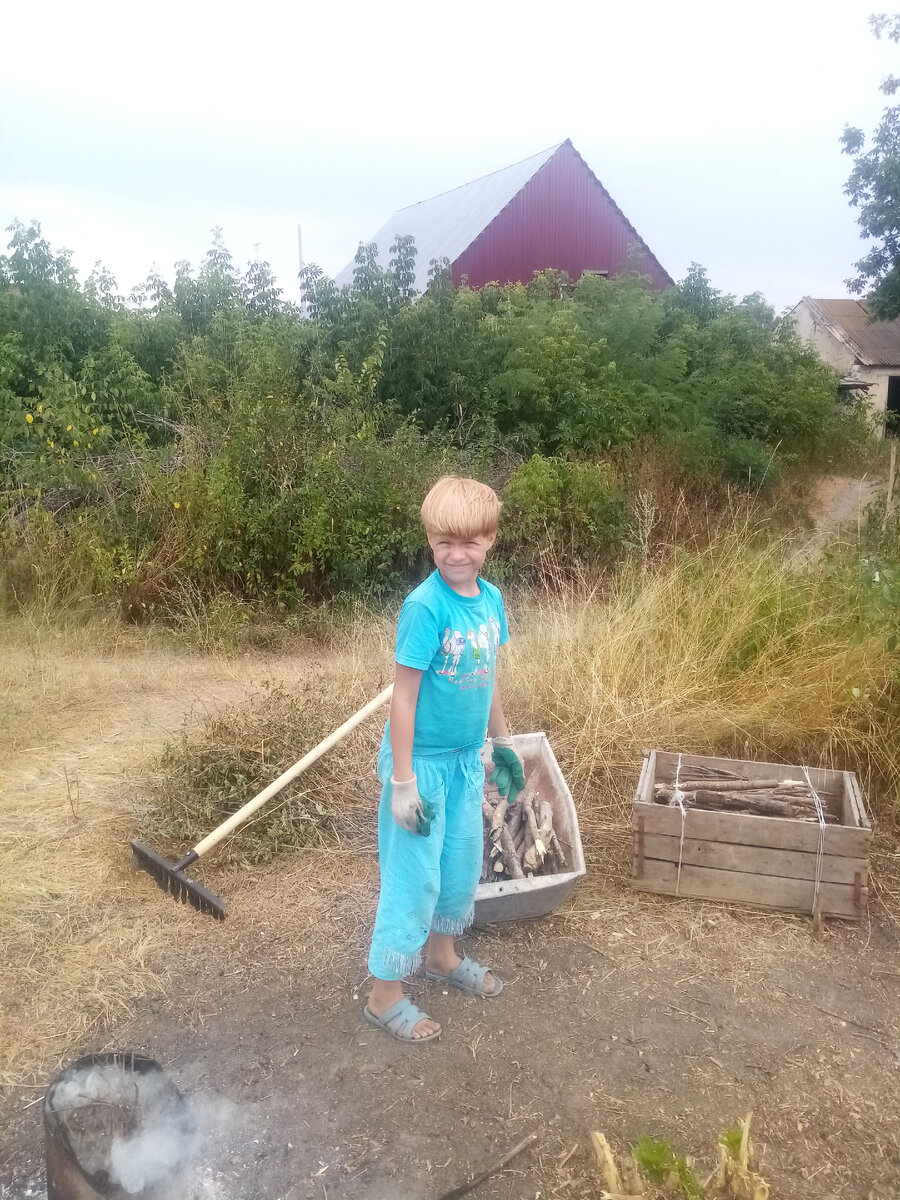 "Крупняк" из порубочных остатков превращаем в запас топлива. Совсем мелкое постепенно сжигаем вместе с торчащими повсюду пеньками.