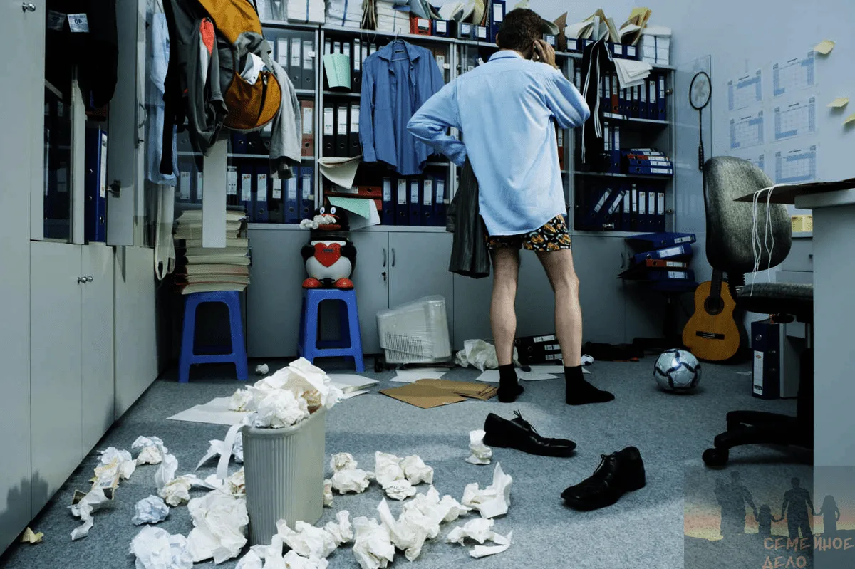 разбросанные мужские носки. мужчины разбрасывают носки. разбросанные носки. разбросанные носки по дому. носки в комнате разбросаны.