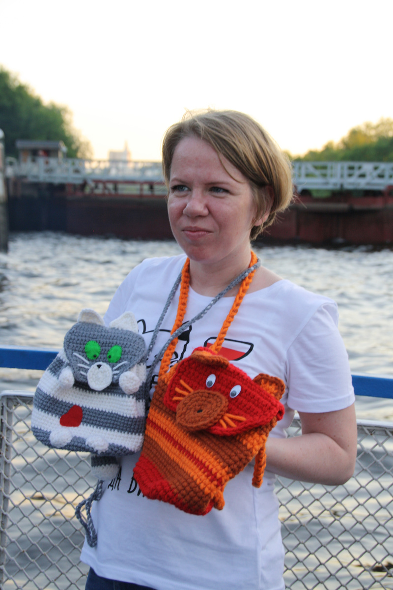 Это я и мои вязаные коты