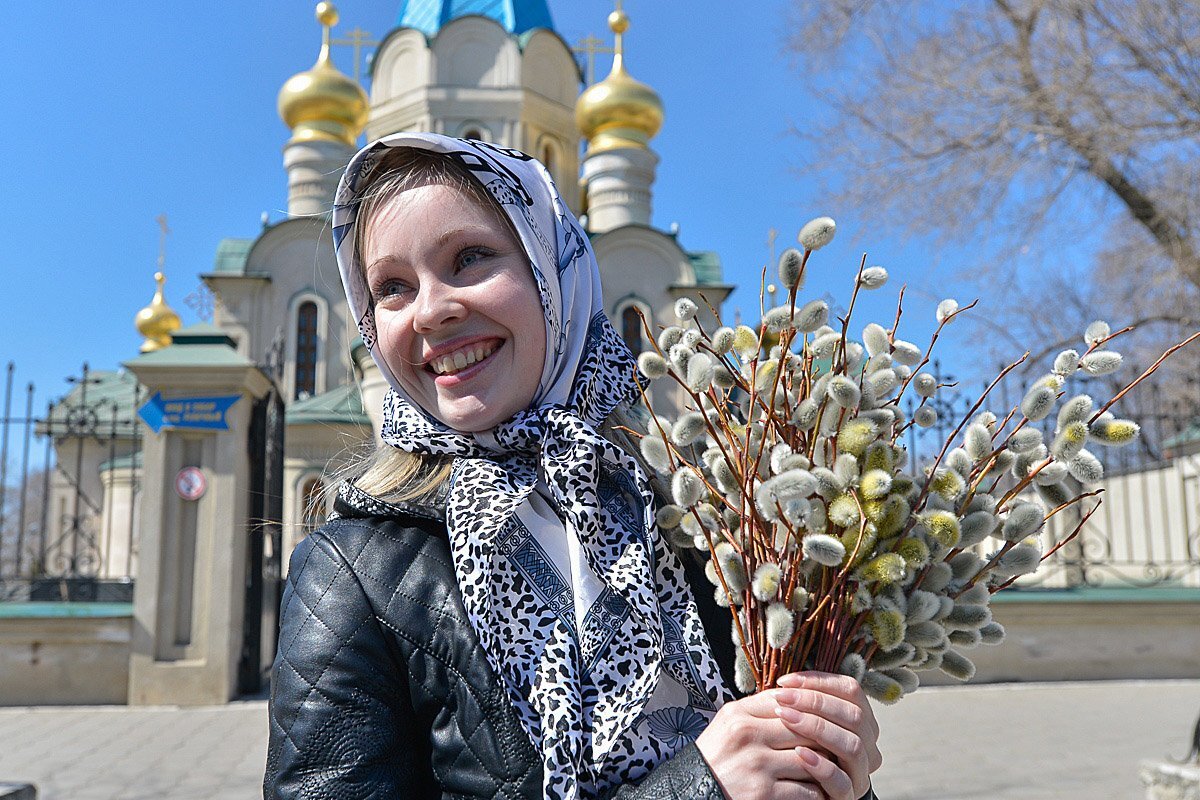 Что делают православные. Верба храм. Женщина с вербой в храме. Девочка с вербой в храме. Женщина на фоне церкви.