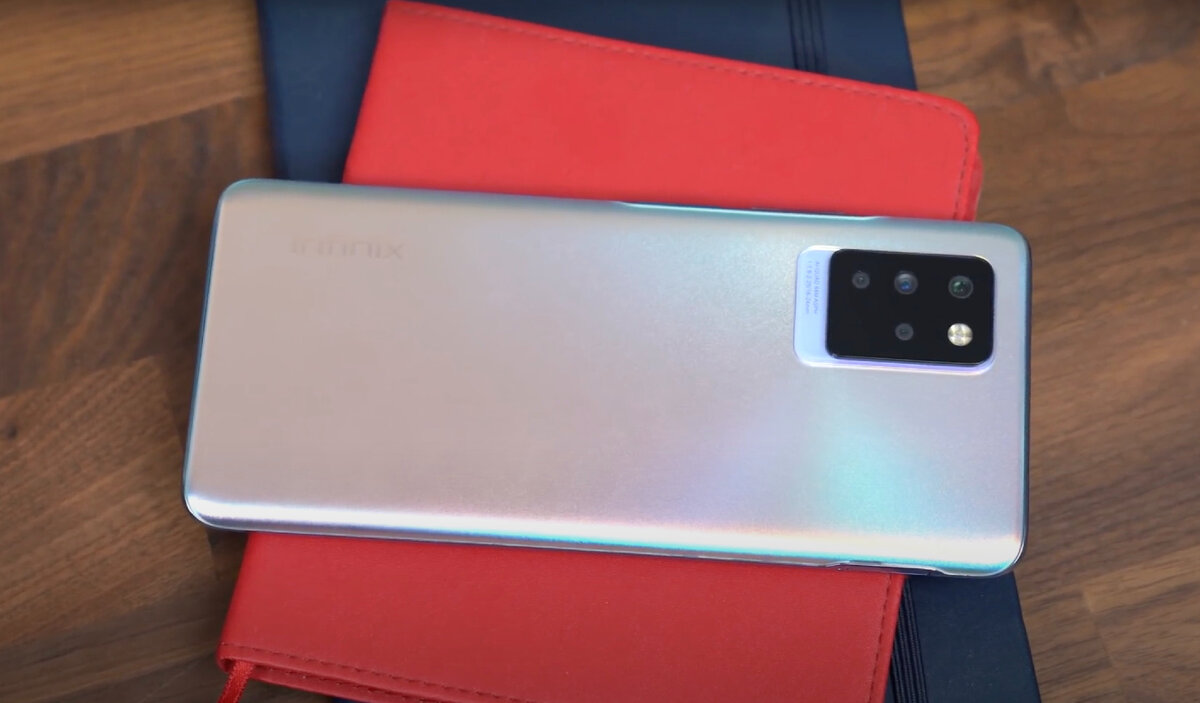 Перламутровая поверхность задней панели Infinix Note 10 Pro