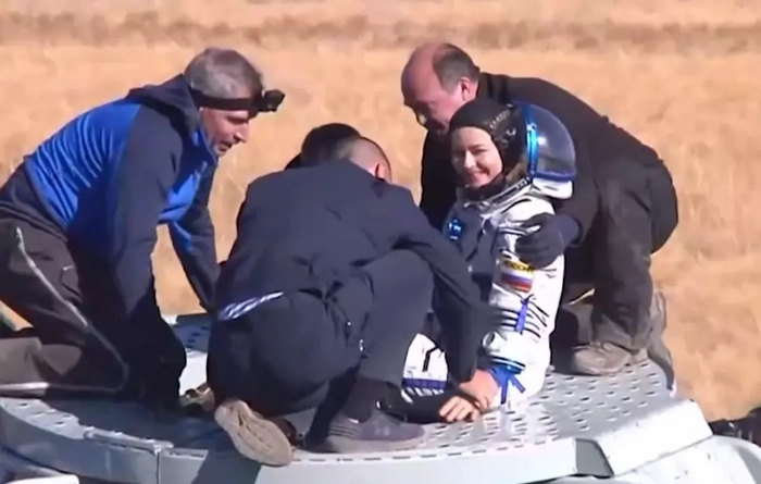 Юлия Пересильд на выходе из корабля - улыбка говорит сама за себя :)