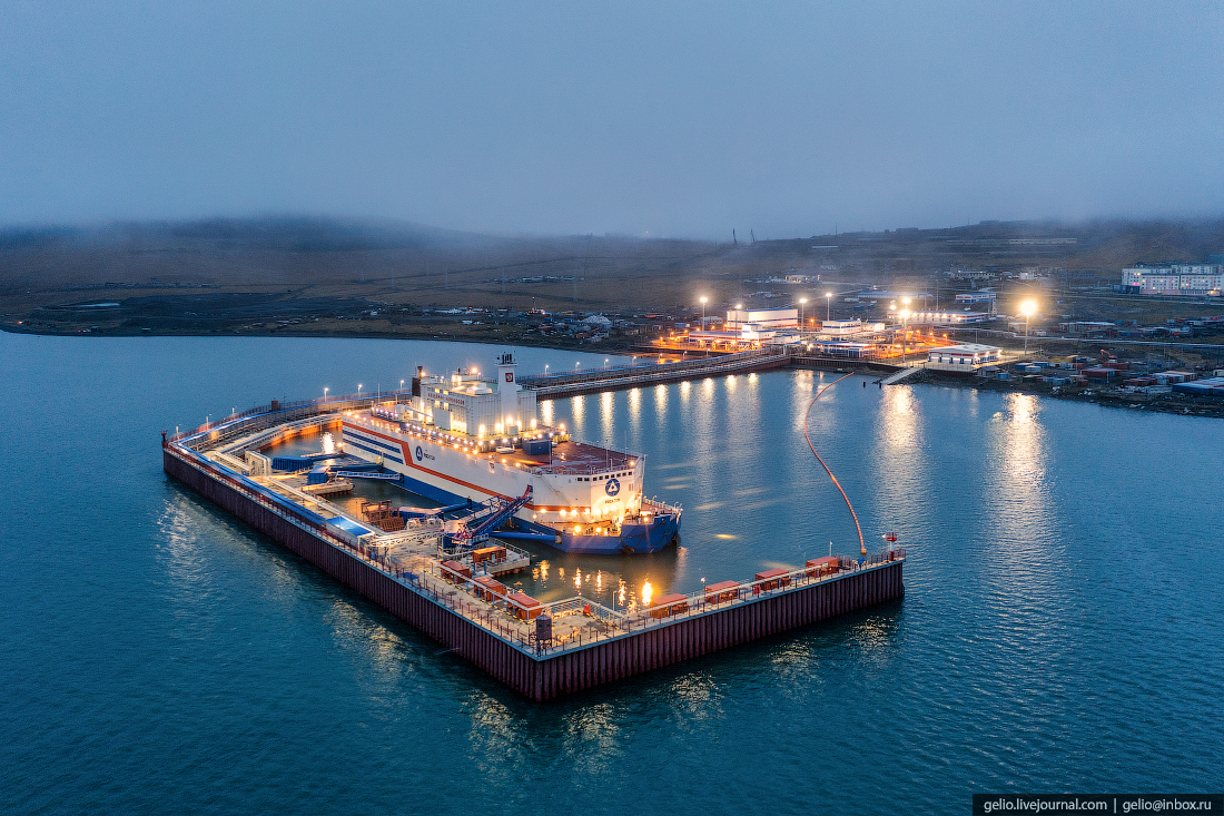 Северный порт москва. Николаев порт балкеры. Пирс в порту певек. Город корсаков ночью. Порт анадырь.