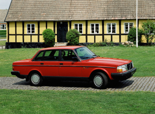 ВАЗ 2107 спелая вишня, ой простите, достаточно поздняя Volvo 240