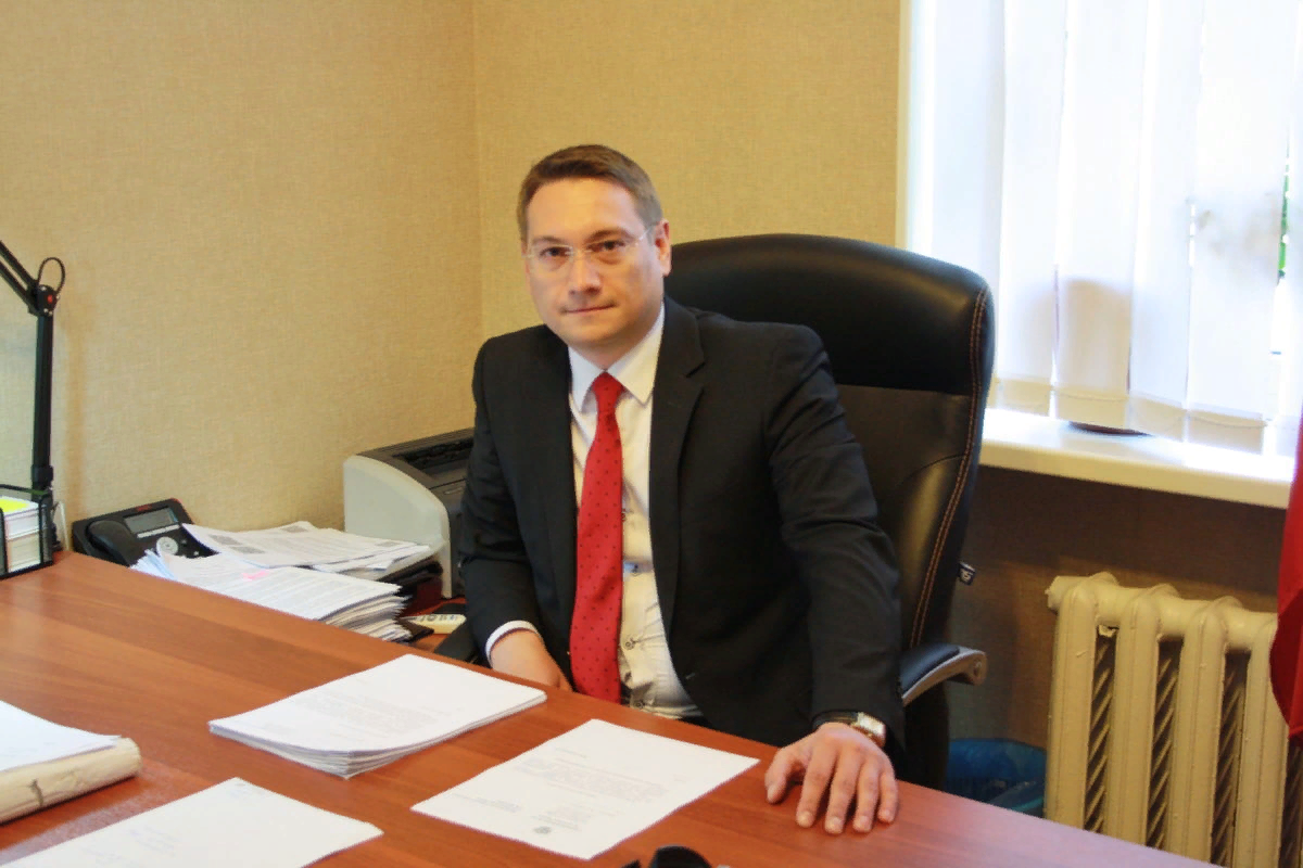 УПРАВЛЯЕМЫЙ ВРАГОМ СУДЬЯ - ЭТО УГРОЗА НАЦИОНАЛЬНОЙ БЕЗОПАСНОСТИ 


Хаос начинается с основного закона-Конституции и распространяется на все ветви власти-законодательную, исполнительную и судебную. Он закреплен в п. 4 ст. 15 -приоритет международных принципов и норм, которые являются частью нашей правовой системы, и п. 2 ст. 13 - запрет на государственную идеологию. К сожалению, пока мы не поменяем Конституцию, пока не восстановим Суверенитет Отечества через Референдум, в стране будут продолжать верховодить олигархи, подтянутые западом через собственность, которая попала им в руки в процессе приватизации, активы которой зарегистрированы в офшорах. На высоких должностях будут восседать коррупционеры и бандиты, нанятые олигархами, потому что страну надо грабить и уничтожать - таков план США. То же самое относится к судьям-вся их деятельность на сегодняшний день направлена не на поиск истины и восстановление справедливости, а на максимальное ущемление прав простого народа. Это стратегия. Стратегия Запада. Стратегия уничтожения Российской государственности и народа. Цель их деятельности - дестабилизация. Судьи, которые придерживаются этой линии работы, являются врагами своего Отечества. Врагами, управляемыми оккупантом-США, врагами, обученными на деньги Госдепа - иноагенты, врагами, обслуживающими интересы иноагентов.
Одним из  врагов, нарушающих права граждан, тем самым дестабилизируя обстановку в государстве,  является Председатель Сакского районного суда Власенко А. П.
Своим решением лишил права пользования жилым помещением- единственным жильем- одинокую мать с ребенком, принудительно выселив на улицу во время эпидемии в зимний период без предоставления другого жилья, заведомо зная, что она является наследником, фактически принявшим наследство, а , следовательно, собственником наследственного имущества, применив при этом индивидуальный подход.