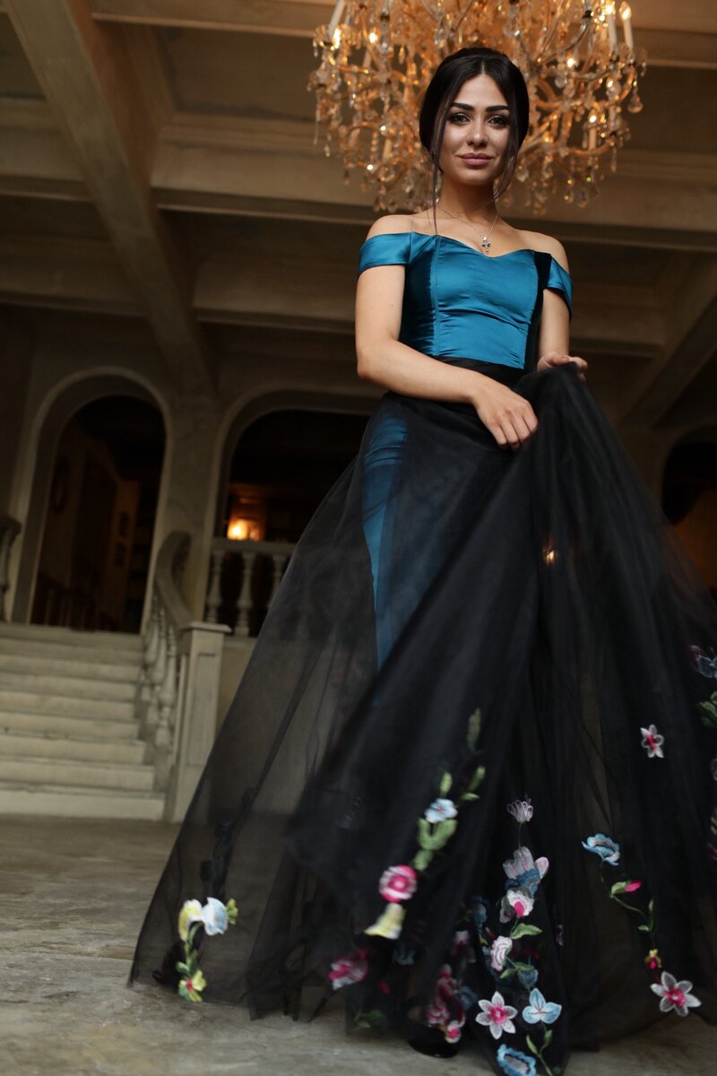 Вечернее платье из атласа и съемной юбки, расшитой цветами для Анаит. Дизайнер Елена Романова.