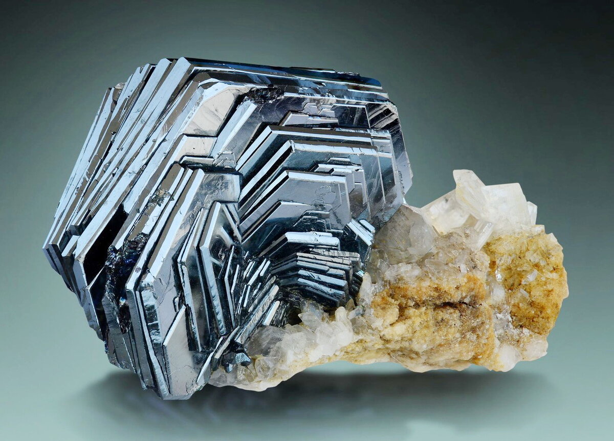 В соседстве с другим минералом.