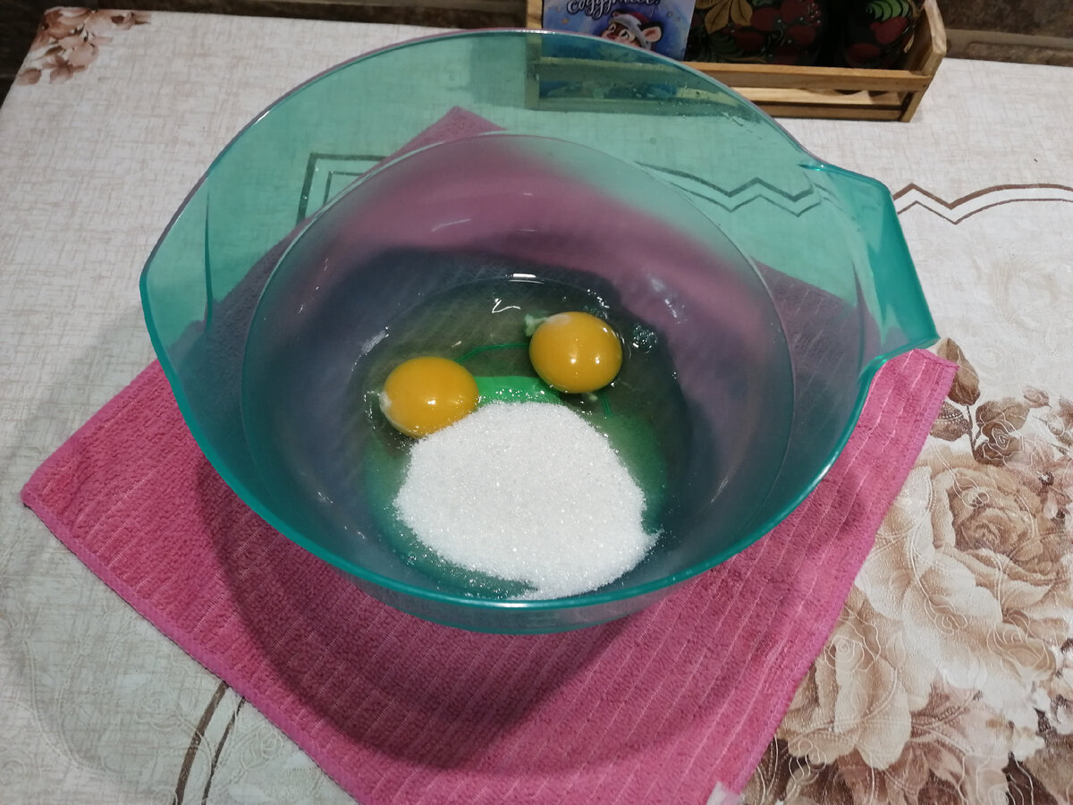 Если вы любитель блинов послаще, добавьте ещё 3 ложки сахара. 