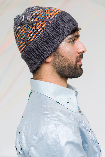 Вязаная спицами шапка Cabled Trellis от Stephen West