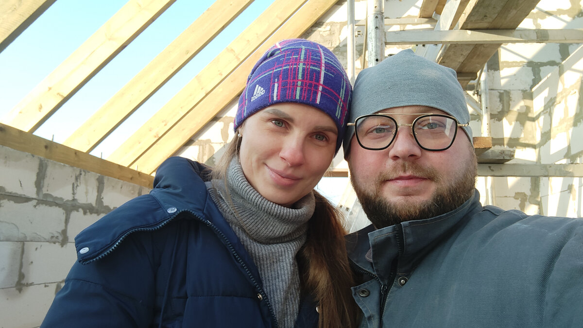 на втором этаже дома